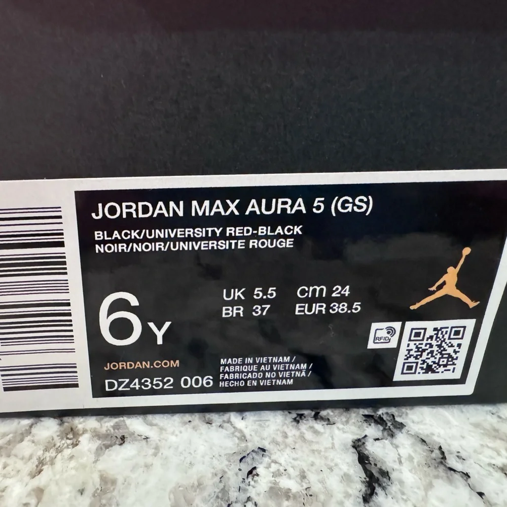 Jordan Max Aura 5 GS 6Y Black Red | With Box